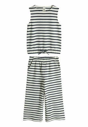 Top blanco sin mangas y pantalones culotte a juego con rayas horizontales negras, cinturilla elástica y detalle de cordón en la parte superior.