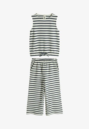 Top blanco sin mangas y pantalones culotte a juego con rayas horizontales negras, cinturilla elástica y detalle de cordón en la parte superior.