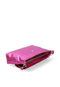Clutch metallico rosa con una texture liscia, chiusura a zip e hardware argentato. Design a patta con un scomparto interno per un facile accesso.