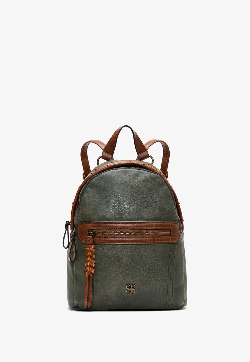 Zaino in pelle verde con dettagli in pelle marrone. Presenta una tasca frontale con zip e un particolare intrecciato sul cursore della zip. Doppi manici superiori.