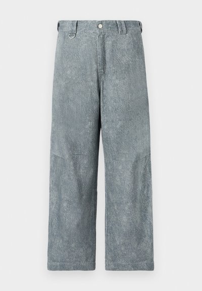 Lichtgrijze denim wijde broek met een textuurafwerking, voorzien van een knoopsluiting, ceintuurlussen en een licht vervaagde uitstraling.