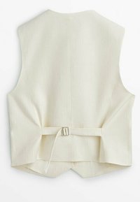 Vue arrière d'un gilet sans manches écru avec une sangle à la taille et une boucle métallique pour l'ajustement.