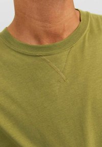 Jack & Jones CLASSIC TEE CREW NECK - Camiseta básica - olive branch