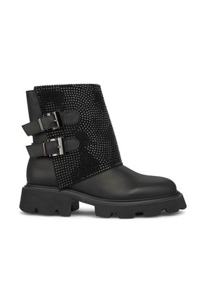 Bottines noires à bout rond, avec une tige en perles noires texturées et des accents de double boucle en argent. Semelles en caoutchouc épaisses pour une meilleure adhérence.