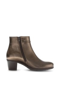 Bottines en cuir bronze avec un bout rond, fermeture zippée sur le côté et un petit talon carré. Texture lisse avec des détails de couture minimaux.