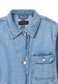 Giacca di jeans azzurra chiara con colletto, chiusura frontale con bottoni, taschino sul petto e dettagli in metallo argentato.