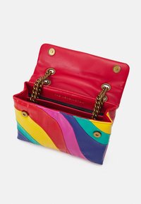 Nahkainen käsilaukku, jossa on eloisa monivärinen aaltoilu kuvio, punainen sisusta, kultaista metallia, ketjuhihna ja magneettinen läppä.