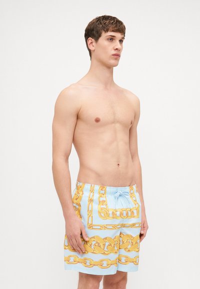 Costume de baie de culoare albastră deschisă, cu un model repetitiv de lanțuri aurii, talie elastică cu șnur, fabricat din material ușor.