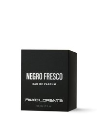 Czarny prostokątny pojemnik na perfumy "Negro Fresco"; posiada srebrny napis i logo marki; etykieta o pojemności 50 ml z przodu.