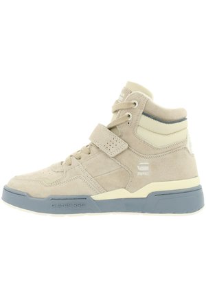 Beige højtop sneaker med overdel i ruskind, polstret ankel, Velcro-rem, snørebånd og grå gummisål mærket "G-STAR RAW."
