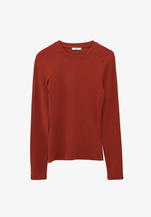 Roestkleurig, langmouwig ribgebreid shirt met ronde halslijn, zichtbare naaddetails op de schouders en zijkanten, en rechte zoom.