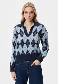 Granatowy i jasnoniebieski sweter w wzór argyle z dekoltem w serek i ko�łnierzykiem, wykonany z dzianiny, z prążkowanymi mankietami i dolnym wykończeniem.