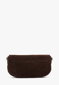 Smeđa suđena torbica s iskrivljenim siluetom, zatvaranjem na preklop i suptilnim detaljima šivanja. Sadrži zip džep s jedne strane.