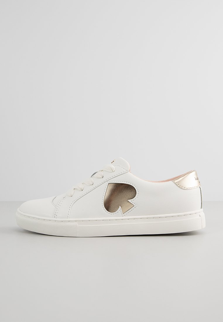 Sneaker in pelle bianca con un accento dorato sul tallone e un'apertura a forma di picche sul lato. Suola piatta in gomma e design della punta rotonda.