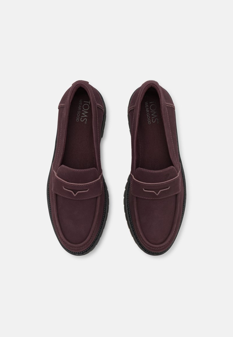 Burgunderfarbene Slipper mit glattem Wildleder-Finish, ausgestattet mit einer genähten Akzentuierung an der Zehenpartie und einer schwarzen Gummisohle.