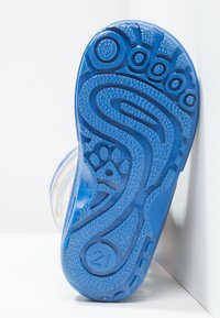 Blauwe rubberen schoenzool met een gestructureerd grippatroon, waaronder ronde en golvende ontwerpen. Maat gemarkeerd als 21. Licht glanzende afwerking.