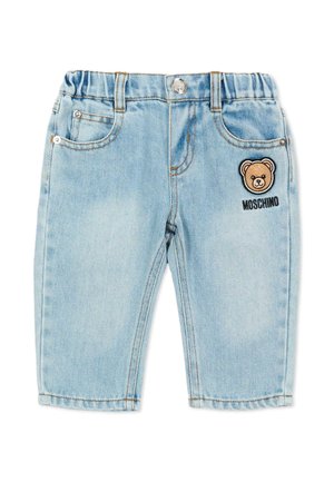 Jasnoniebieskie dżinsowe spodnie dla malucha z elastyczną talią, przednimi kieszeniami, zapinane na guziki, z naszywką misia z napisem "Moschino" na prawej nogawce.