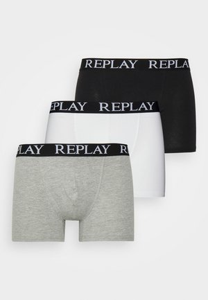 Tre par boxershorts i grå, hvid og sort. Hver enkelt har en blød stofkvalitet og en elastisk talje med "REPLAY" trykt i fed skrift.