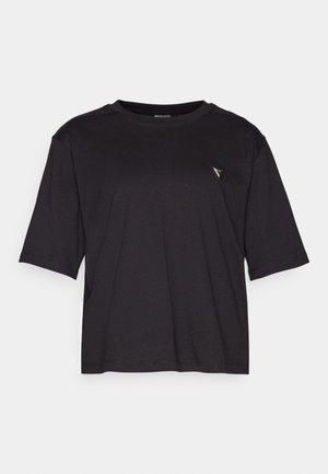 Černé tričko s krátkým rukávem vyrobené z bavlny, s kulatým výstřihem a malým trojúhelníkovým logem na levé straně blízko hrudi.