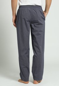 Heren lange, donkergrijze gestreepte pyjamabroek met een elastische tailleband, recht model en lichte stof. Geen zichtbare zakken.