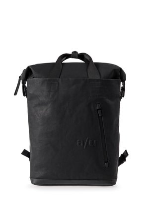 Schwarzer Rolltop-Rucksack aus strukturiertem Stoff, ausgestattet mit zwei oberen Griffen, verstellbaren Schultergurten und einer seitlichen Reißverschlusstasche für zusätzlichen Stauraum.