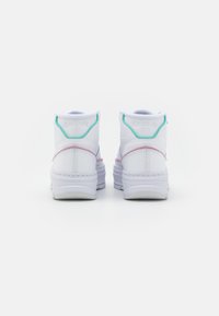Białe sneakersy za kostkę z akcentami w kolorze turkusowym i różowym, wykonane z gładkiej skóry, z wyściełanym kołnierzem i grubymi gumowymi podeszwami. Logo na pięcie.