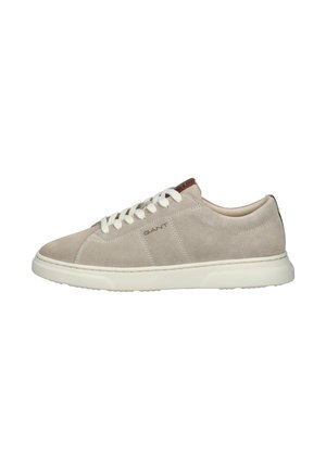 Beige suède sneakers met witte veters en een gestructureerde rubberen zool. Heeft subtiele zijstrepen en een klein logo nabij de hiel.