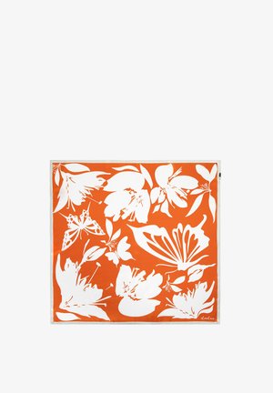 Tessuto quadrato arancione con silhouette bianche di fiori e farfalle e un sottile bordo grigio chiaro.