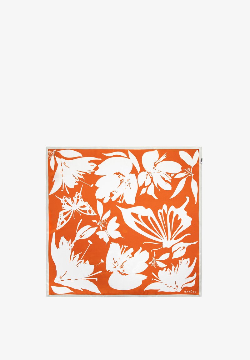 Čtvercová oranžová látka s bílými siluetami květin a motýlů a tenkým světlým šedým okrajem.