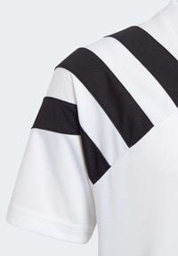 Weißes Sportshirt mit schwarzen horizontalen Streifen über der oberen Schulter. Kurzärmlig, glatte Textur und modernes Design.