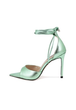 Sandal con tacco alto metallizzato verde menta, con punta quadrata, cinturino alla caviglia e tacco sottile. Texture liscia con finitura lucida.