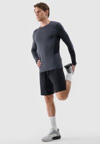 4F - Krótkie spodenki sportowe