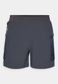 Grå atletiska shorts med en slät textur, med en ribbad midjeband och sidofickor i kontrasterande marinblått material.