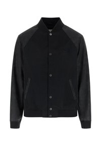 Zwarte bomberjas met een glad leren schouderstuk, geribbelde manchetten en kraag; voorzien van drukknopen en zijzakken voor functionaliteit.