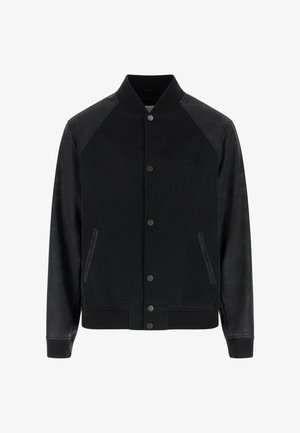 Črna bomber jakna z gladkim usnjenim yoke-jem, rebrastimi zapestniki in ovratnikom; ima pritisne gumbe in stranske žepe za uporabnost.