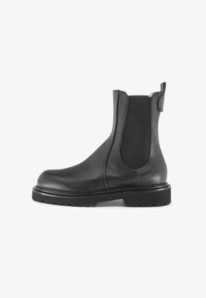 Schwarze Leder-Chelsea-Boots mit elastischen Seitenpartien, runder Spitze und einer dicken Gummisohle mit rutschfesten Profilen.