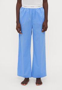 Lichtblauwe wijde broek van zachte stof, met een elastische tailleband met een witte logo-band, die een casual pasvorm en gladde textuur biedt.
