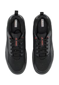 Scarpe da ginnastica nere realizzate in materiali mesh e gomma, con accenti rossi, punta rotonda, design con lacci e logo del marchio sulla linguetta.