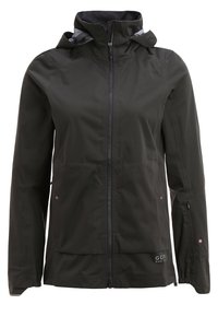 Chaqueta de ciclismo negra impermeable con cremallera frontal, capucha ajustable y pequeño logo de Gore Bike Wear en la parte inferior izquierda delantera.