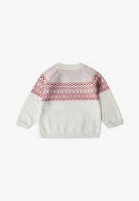 Strickpullover in Creme mit einem roten geometrischen Muster im oberen Bereich. Mit rundem Halsausschnitt und langen Ärmeln. Weiche Textur.