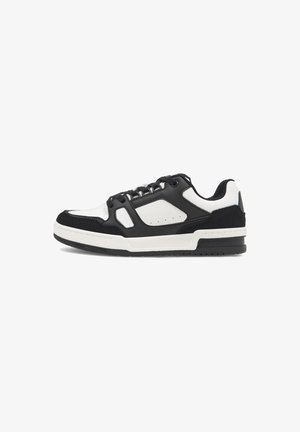 Tenisi alb-negru cu un exterior din piele și suede, având un design cu șireturi, guler căptușit și talpă din cauciuc texturat.