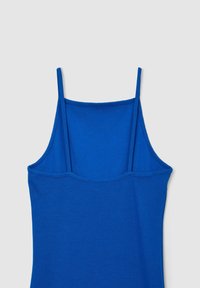 Haut bleu sans manches en tissu côtelé. Il présente des bretelles fines et un col arrondi, avec une texture lisse et une couleur vibrante.