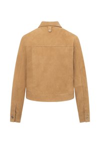 Beige Wildleder-Cropped-Jacke mit langen Ärmeln, geknöpften Bündchen und einem Druckknopfverschluss-Detail am hinteren Kragen.