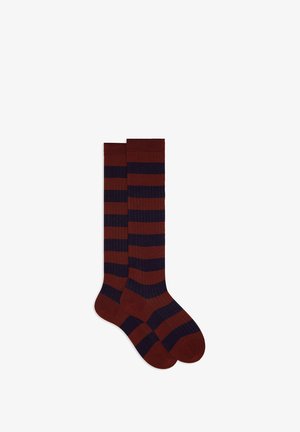 Gestreifte knief-Wärmer Socken mit gerippter Textur in Burgund und Dunkelblau. Das Design wechselt sich mit einfarbigen breiten horizontalen Streifen ab.