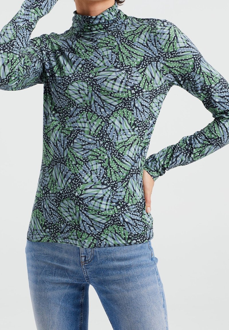 Långärmad topp med hög hals, med ett abstrakt fjärilsmönster i grönt, blått och svart på ett slätt, stretchigt tyg.