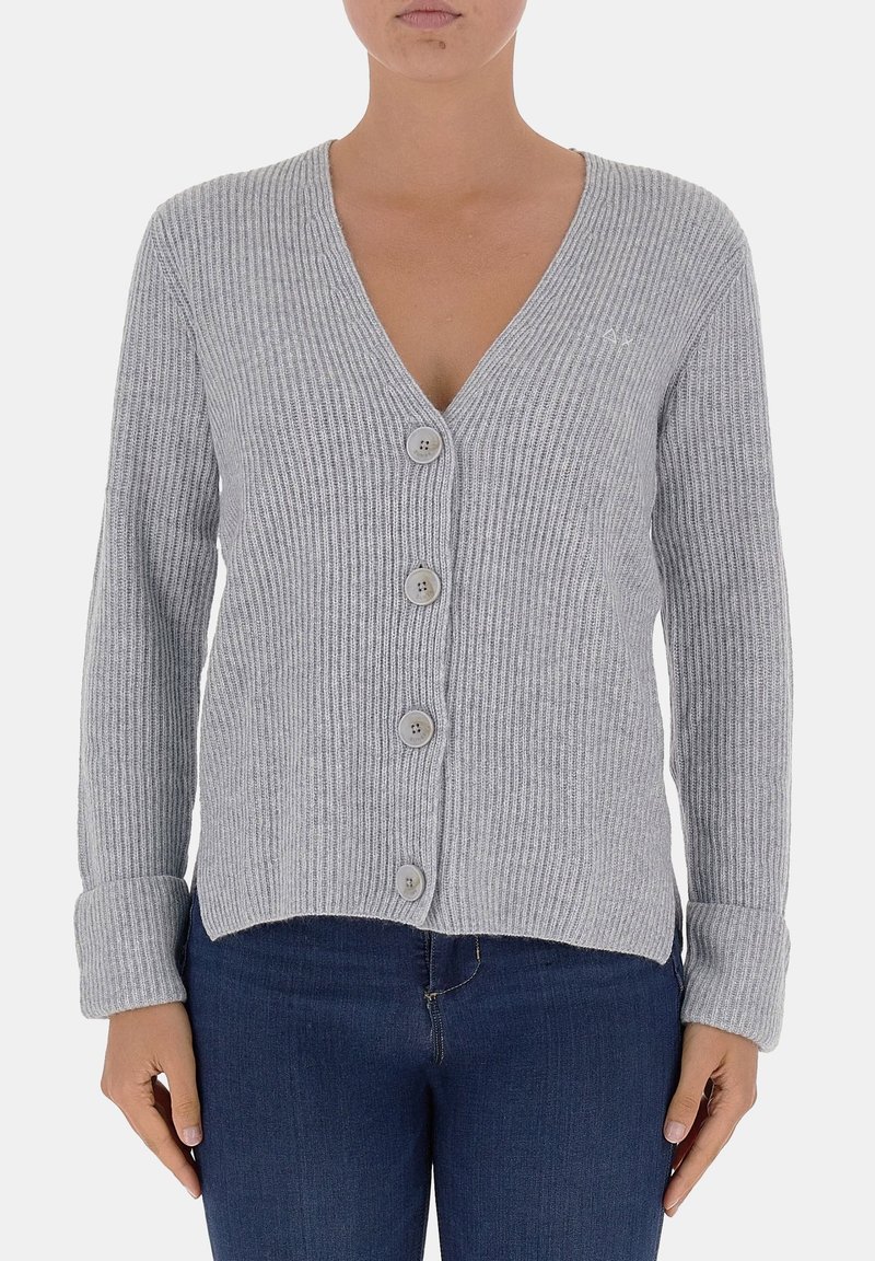 Cardigan grigio a costine con scollatura a V profonda, cinque bottoni e maniche lunghe. Presenta una texture liscia e un orlo leggermente accorciato.