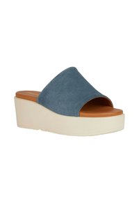 Sandali con piattaforma in suede di colore blu polveroso, con design a punta aperta. Presentano una soletta color marrone e una suola a wedge bianca per un'altezza aggiuntiva.