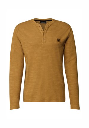 Maglietta henley a maniche lunghe di colore giallo senape realizzata in tessuto testurizzato, con una patta di bottoni e un piccolo logo sulla parte superiore del petto.
