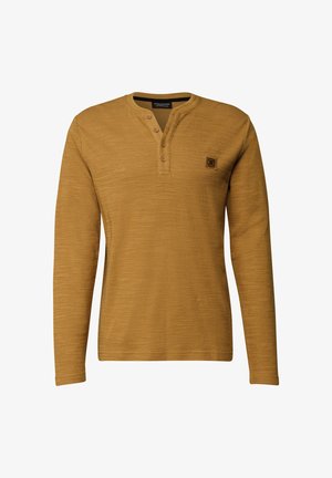 Maglietta henley a maniche lunghe di colore giallo senape realizzata in tessuto testurizzato, con una patta di bottoni e un piccolo logo sulla parte superiore del petto.