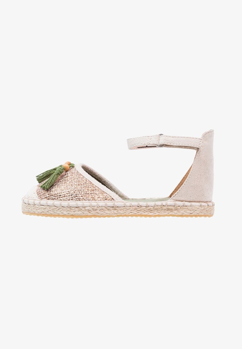 Sandale espadrille à bout ouvert avec un dessus tissé or et beige, ornée d'un pompon vert et d'une perle en bois, dotée d'une fermeture à sangle.